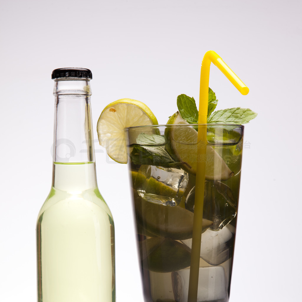 異國情調的酒精飲料套裝 白色背景下的藝術呈現